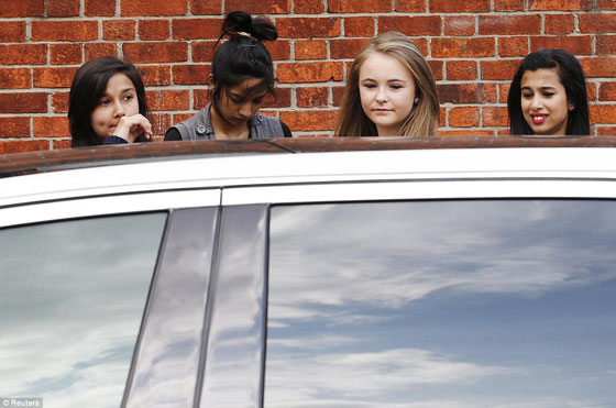 صور: سيارات فيراري فارهة يستأجرها طلبة فقراء لحفل تخرجهم صورة رقم 13