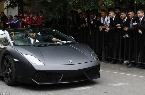 صور: سيارات فيراري فارهة يستأجرها طلبة فقراء لحفل تخرجهم صورة رقم 15