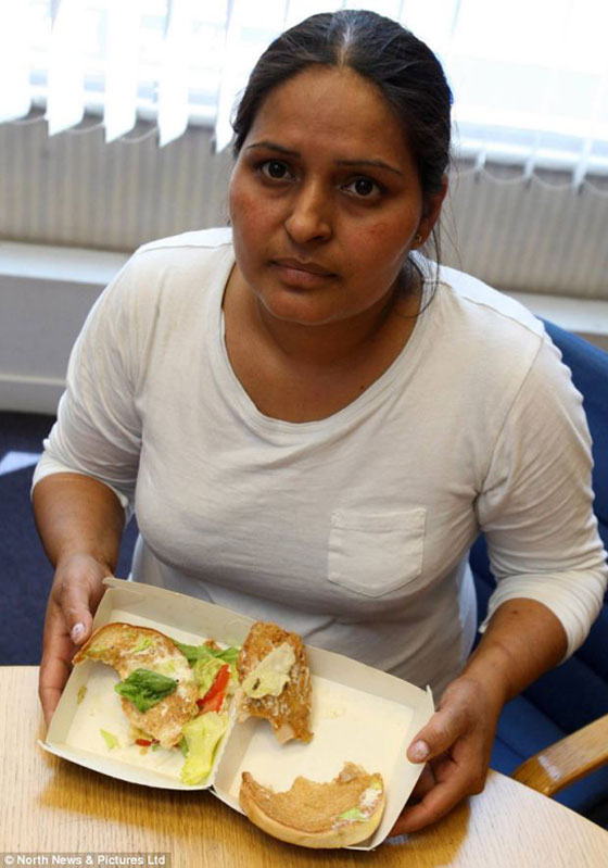 زبون اصيب بالذعر حين وجد (دودة) في وجبة برجر كينج  صورة رقم 3