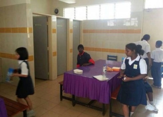 مدرسة ماليزية تجبر طلابها غير المسلمين على الأكل في المراحيض صورة رقم 1