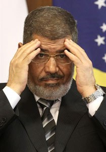 مرسي مصاب بعقدة الشرعية وكررها مئات المرات أثناء التحقيق صورة رقم 4