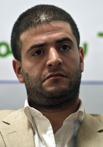 نجل مرسي: حل الازمة المصرية يكمن باعادة والدي الى منصبه صورة رقم 1