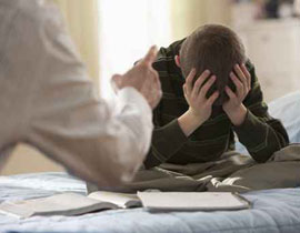 والدان يحبسان اطفالهما اعواما لابعادهم عن الشر صورة رقم 1