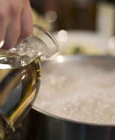 يسكب الزيت المغلي على شقيقاته لخلاف على الافطار صورة رقم 1