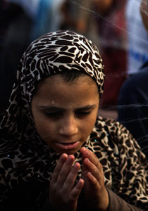 غضب في مصر.. اطفال يرتدون الاكفان بمسيرات الاخوان  صورة رقم 2