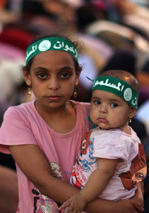 غضب في مصر.. اطفال يرتدون الاكفان بمسيرات الاخوان  صورة رقم 1