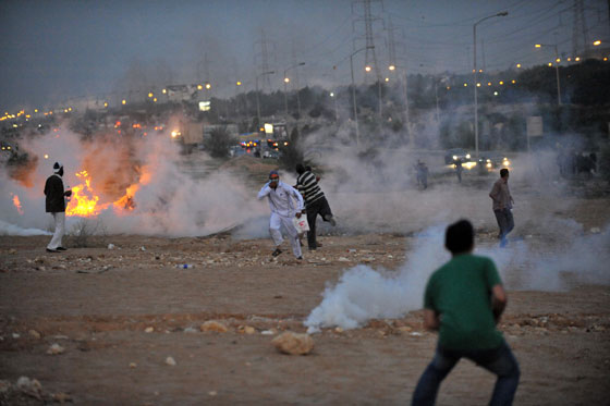  عشرات الجرحى والمعتقلين في اشتباكات بين الاخوان والامن صورة رقم 3