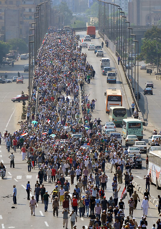  عشرات الجرحى والمعتقلين في اشتباكات بين الاخوان والامن صورة رقم 12
