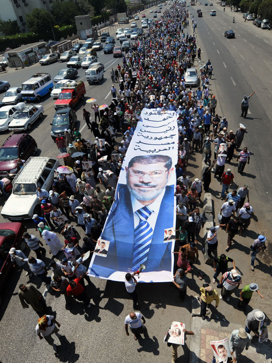  عشرات الجرحى والمعتقلين في اشتباكات بين الاخوان والامن صورة رقم 16