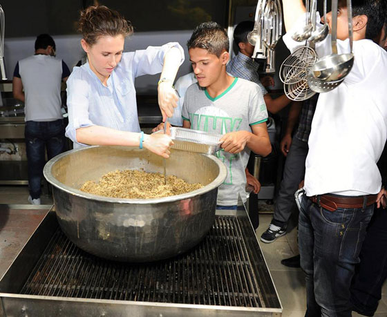 اسماء الاسد تساهم باعداد طعام افطار ليلة القدر في مجمع للايتام صورة رقم 2