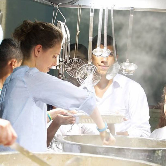 اسماء الاسد تساهم باعداد طعام افطار ليلة القدر في مجمع للايتام صورة رقم 3