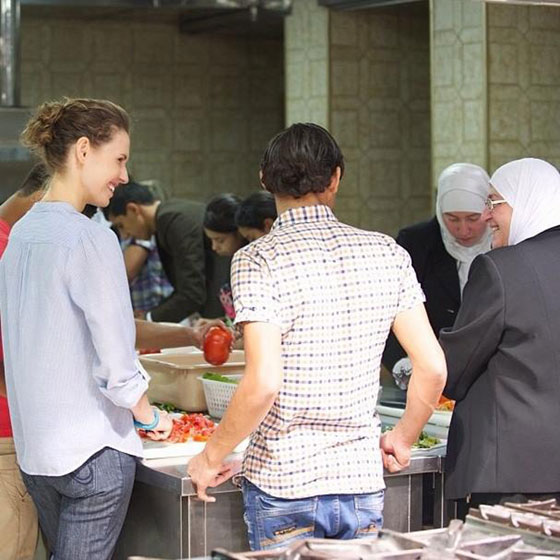 اسماء الاسد تساهم باعداد طعام افطار ليلة القدر في مجمع للايتام صورة رقم 4