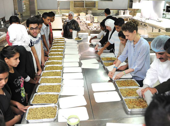 اسماء الاسد تساهم باعداد طعام افطار ليلة القدر في مجمع للايتام صورة رقم 14