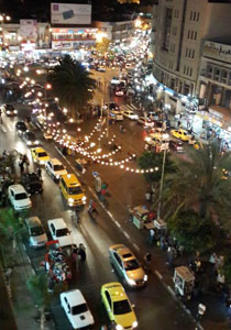 العاصمة الاقتصادية لفلسطين تعج بالأضواء وبهجة العيد  صورة رقم 1