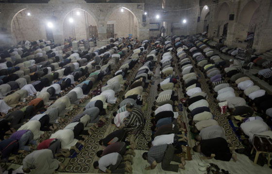 بالصور.. مسلسلات اون لاين ينقل صور الاحتفالات بليلة القدر.. حول العالم صورة رقم 3