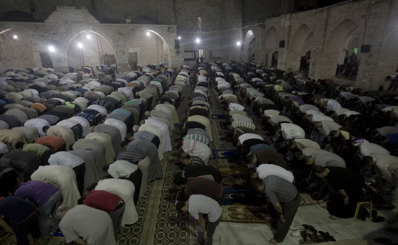 بالصور.. مسلسلات اون لاين ينقل صور الاحتفالات بليلة القدر.. حول العالم صورة رقم 4