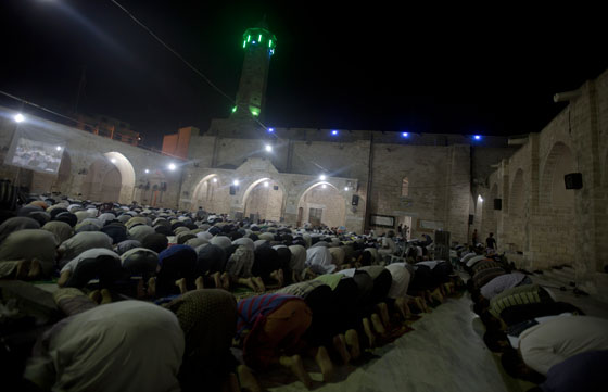 بالصور.. مسلسلات اون لاين ينقل صور الاحتفالات بليلة القدر.. حول العالم صورة رقم 6