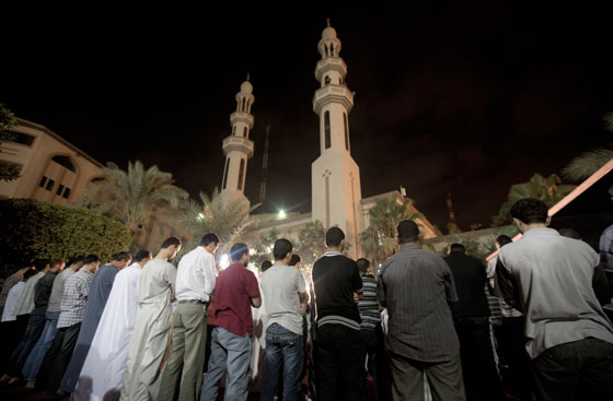 بالصور.. مسلسلات اون لاين ينقل صور الاحتفالات بليلة القدر.. حول العالم صورة رقم 1