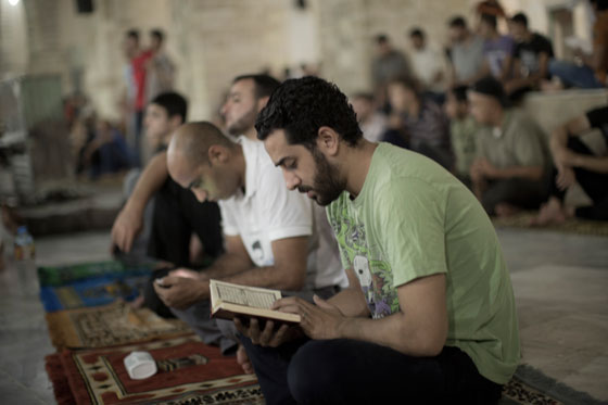 بالصور.. مسلسلات اون لاين ينقل صور الاحتفالات بليلة القدر.. حول العالم صورة رقم 8