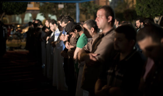 بالصور.. مسلسلات اون لاين ينقل صور الاحتفالات بليلة القدر.. حول العالم صورة رقم 13