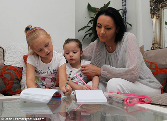 بريطانية تتحجب متخفية لإسترجاع ابنتها المختطفة في مصر  صورة رقم 4