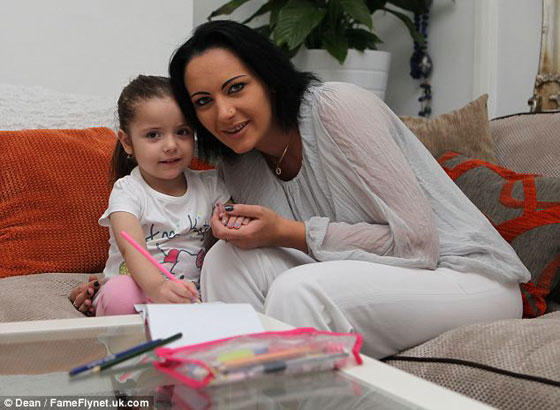 بريطانية تتحجب متخفية لإسترجاع ابنتها المختطفة في مصر  صورة رقم 2