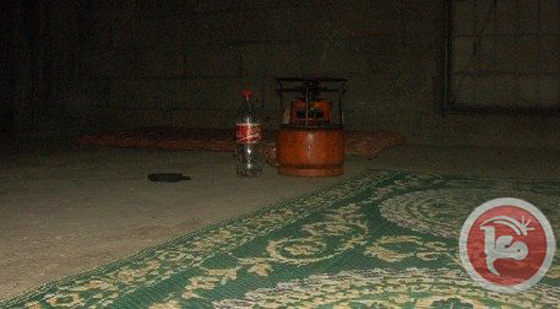 اسرة فلسطينية تعيد في مرآب سيارة!  صورة رقم 4