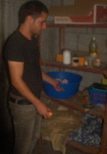 اسرة فلسطينية تعيد في مرآب سيارة!  صورة رقم 1