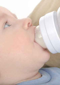 ليست مزحة: فرنسية تؤجر ثدييها لارضاع أطفال الأزواج المثليين صورة رقم 1