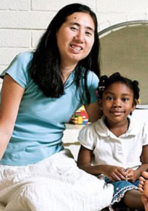 في قطر: أمريكيان من أصول آسيوية يسجنان لقتل طفلتهما بالتبني صورة رقم 1