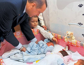 الرئيس أردوغان يطلب من التركيات إنجاب 3 أطفال على الأقل صورة رقم 1