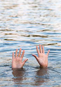 نجا من الموت غرقا لكنه لم ينجو من لكمات أخيه صورة رقم 1