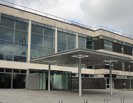 صبي (14 عاماً) رفع تنورة معلمته واعتدي عليها بشكل فاحش وهو يضحك صورة رقم 1