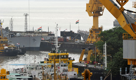 مومباي.. حريق في غواصة يحاصر 18 بحارا  صورة رقم 1