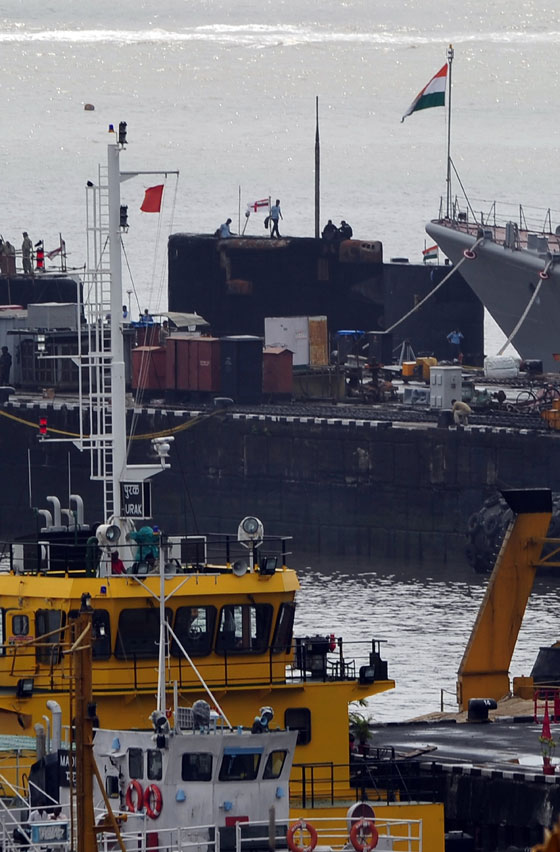 مومباي.. حريق في غواصة يحاصر 18 بحارا  صورة رقم 4