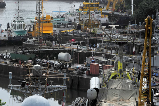 مومباي.. حريق في غواصة يحاصر 18 بحارا  صورة رقم 2