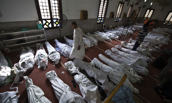 القاهرة: يعانون في تسلم جثامين ابنائهم القتلى  صورة رقم 4