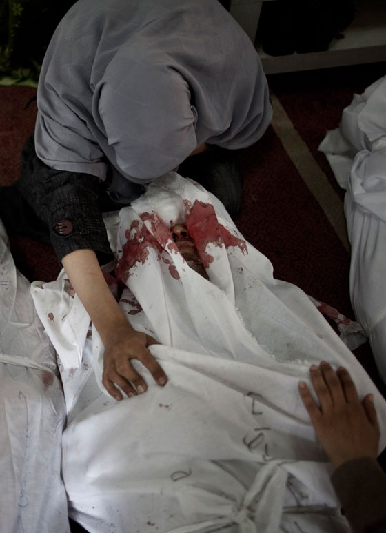 القاهرة: يعانون في تسلم جثامين ابنائهم القتلى  صورة رقم 5