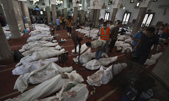 القاهرة: يعانون في تسلم جثامين ابنائهم القتلى  صورة رقم 9