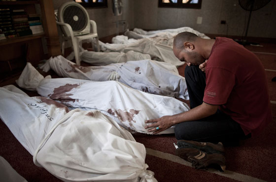 القاهرة: يعانون في تسلم جثامين ابنائهم القتلى  صورة رقم 10