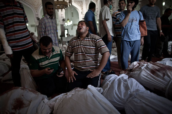 القاهرة: يعانون في تسلم جثامين ابنائهم القتلى  صورة رقم 11