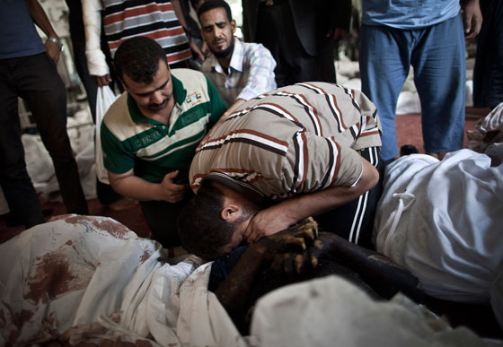 القاهرة: يعانون في تسلم جثامين ابنائهم القتلى  صورة رقم 12