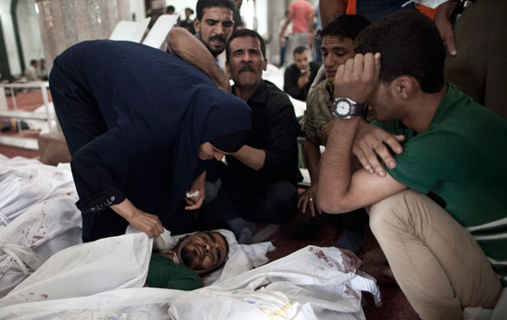 القاهرة: يعانون في تسلم جثامين ابنائهم القتلى  صورة رقم 14