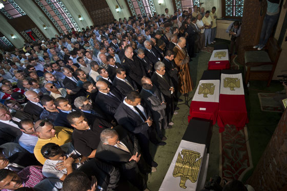 القاهرة: يعانون في تسلم جثامين ابنائهم القتلى  صورة رقم 17