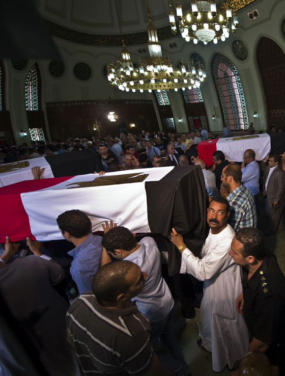 القاهرة: يعانون في تسلم جثامين ابنائهم القتلى  صورة رقم 18