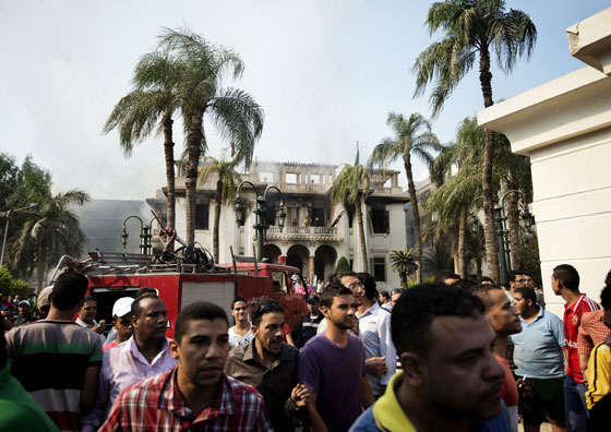 القاهرة: يعانون في تسلم جثامين ابنائهم القتلى  صورة رقم 19