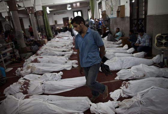 القاهرة: يعانون في تسلم جثامين ابنائهم القتلى  صورة رقم 20