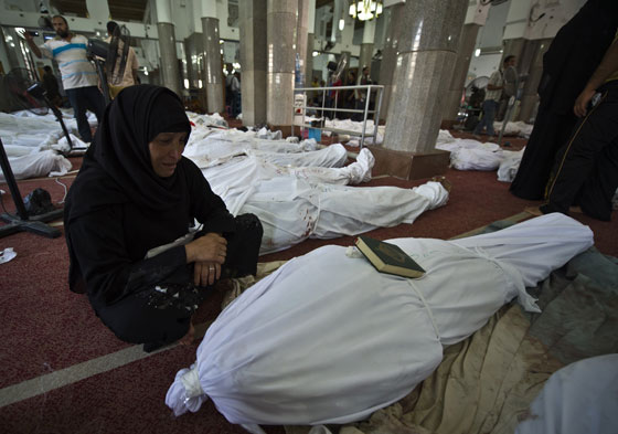 القاهرة: يعانون في تسلم جثامين ابنائهم القتلى  صورة رقم 22