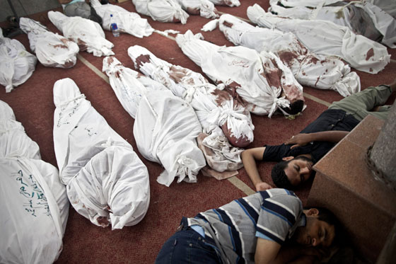 القاهرة: يعانون في تسلم جثامين ابنائهم القتلى  صورة رقم 24