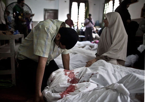 القاهرة: يعانون في تسلم جثامين ابنائهم القتلى  صورة رقم 26